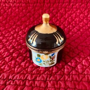 LIMOGES/COLLECTIBLE  ---  Beautiful Porcelain Perfume Trinket Box